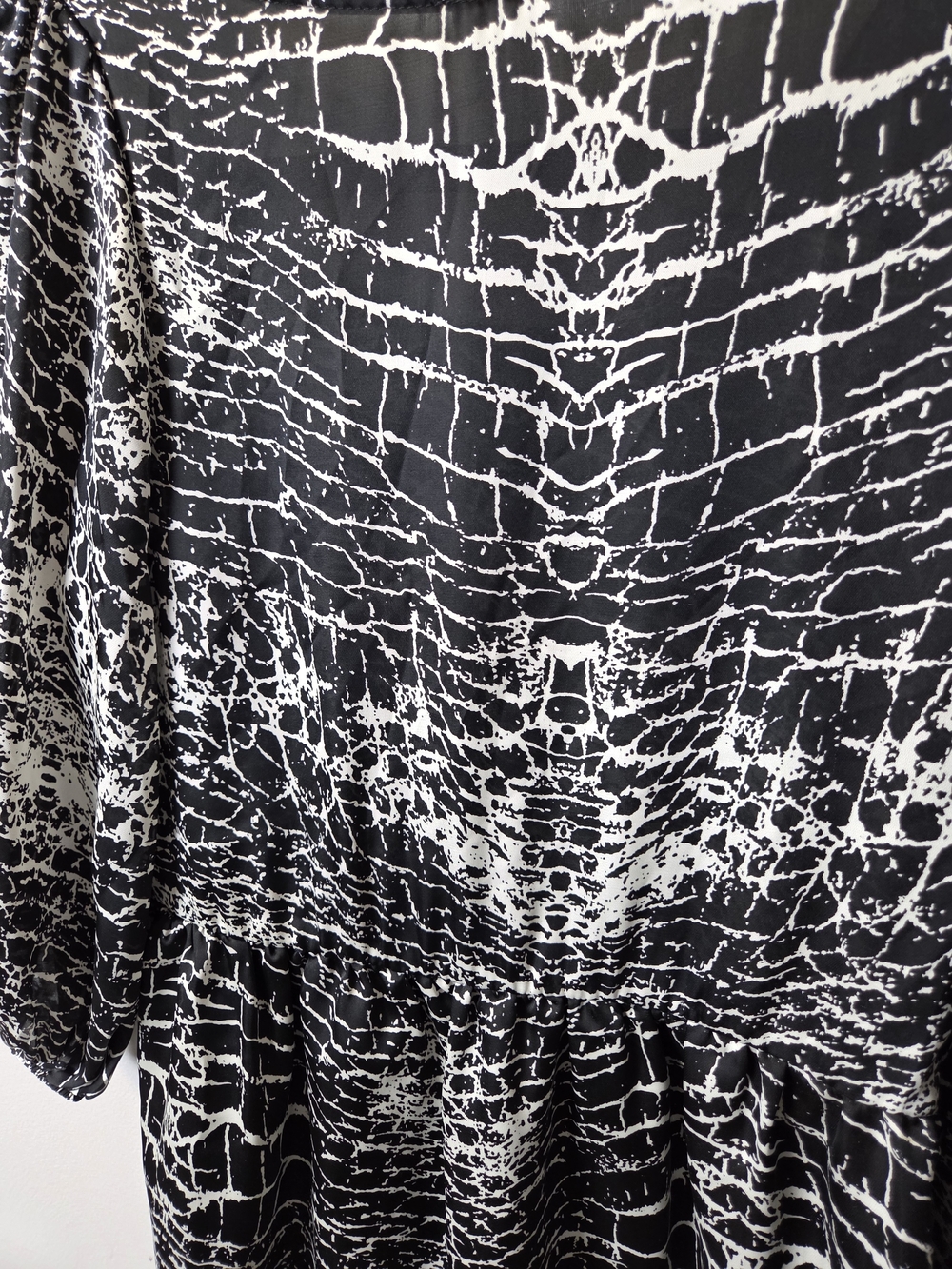 Black & White Crackle Print Long Sleeve Dress - Picture 9 of 9